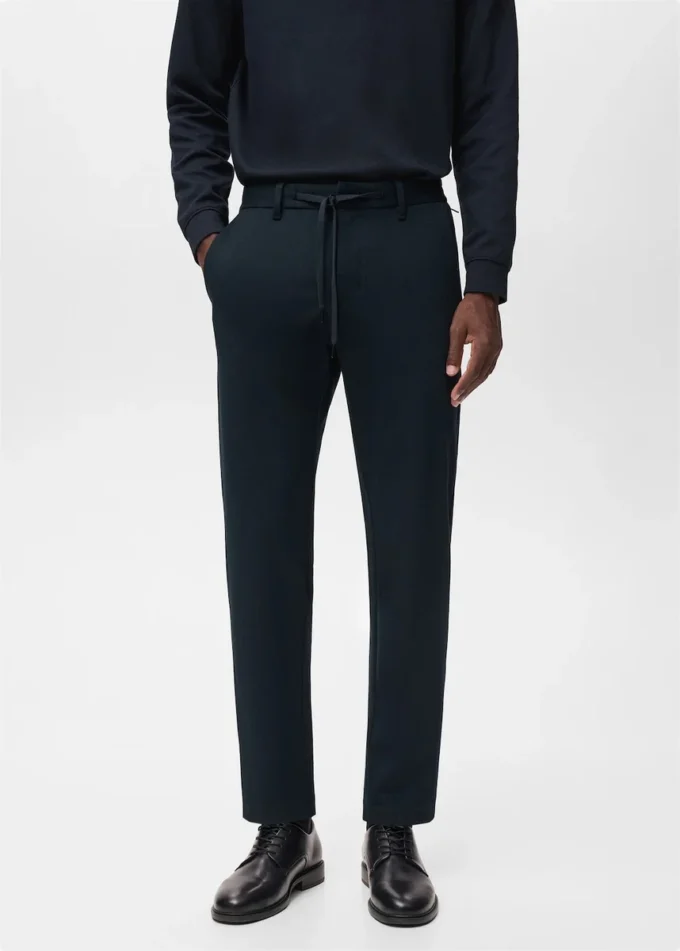 Schmal geschnittene Hose aus Stretchmaterial mit Kordelzug Schmal geschnittene Hose aus Stretchmaterial mit Kordelzug