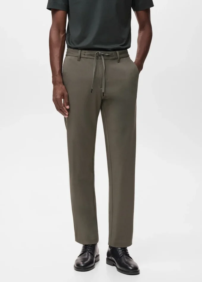Schmal geschnittene Hose aus Stretchmaterial mit Kordelzug Schmal geschnittene Hose aus Stretchmaterial mit Kordelzug