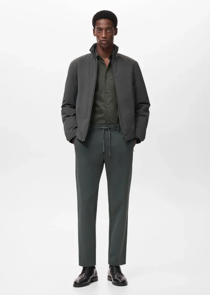 Schmal geschnittene Hose aus Stretchmaterial mit Kordelzug Schmal geschnittene Hose aus Stretchmaterial mit Kordelzug