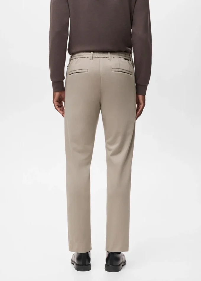 Schmal geschnittene Hose aus Stretchmaterial mit Kordelzug Schmal geschnittene Hose aus Stretchmaterial mit Kordelzug