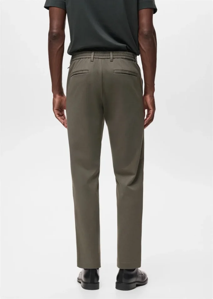 Schmal geschnittene Hose aus Stretchmaterial mit Kordelzug Schmal geschnittene Hose aus Stretchmaterial mit Kordelzug