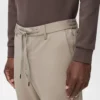 Schmal geschnittene Hose aus Stretchmaterial mit Kordelzug Schmal geschnittene Hose aus Stretchmaterial mit Kordelzug