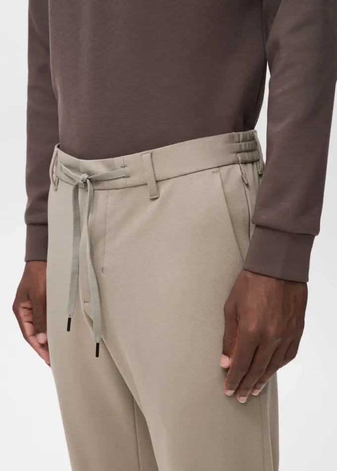 Schmal geschnittene Hose aus Stretchmaterial mit Kordelzug Schmal geschnittene Hose aus Stretchmaterial mit Kordelzug
