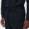 Schmal geschnittene Hose aus Stretchmaterial mit Kordelzug Schmal geschnittene Hose aus Stretchmaterial mit Kordelzug
