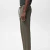 Schmal geschnittene Hose aus Stretchmaterial mit Kordelzug Schmal geschnittene Hose aus Stretchmaterial mit Kordelzug