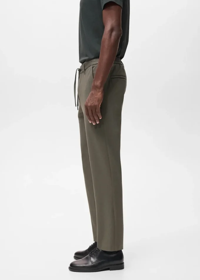Schmal geschnittene Hose aus Stretchmaterial mit Kordelzug Schmal geschnittene Hose aus Stretchmaterial mit Kordelzug