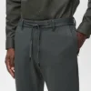 Schmal geschnittene Hose aus Stretchmaterial mit Kordelzug Schmal geschnittene Hose aus Stretchmaterial mit Kordelzug