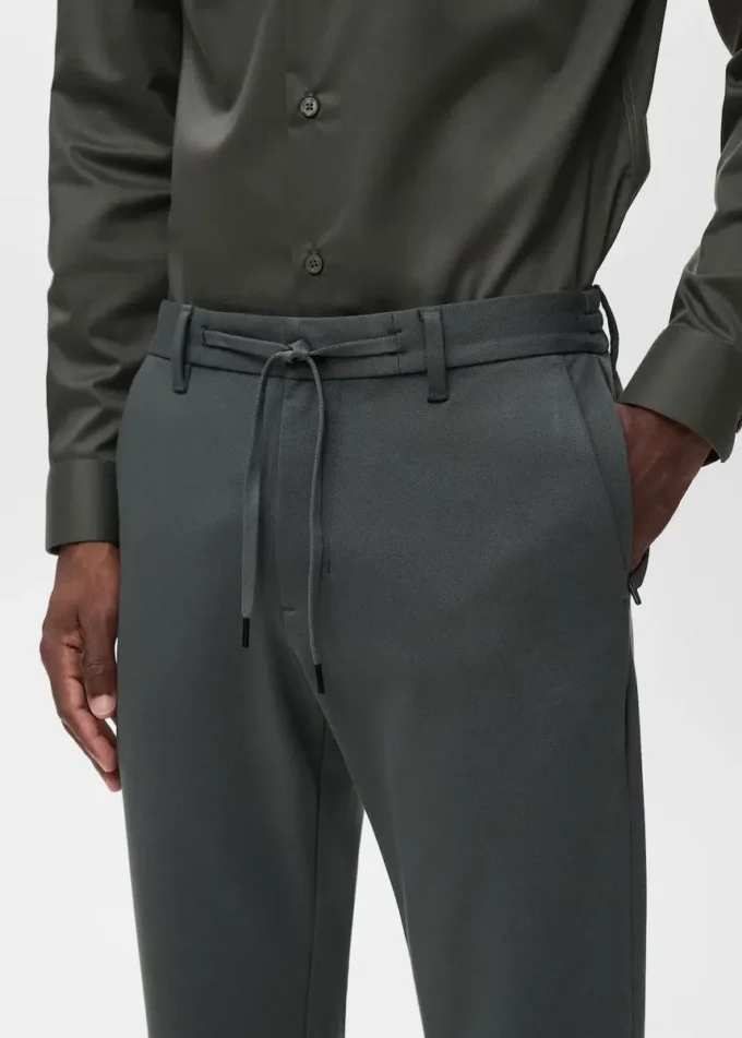 Schmal geschnittene Hose aus Stretchmaterial mit Kordelzug Schmal geschnittene Hose aus Stretchmaterial mit Kordelzug