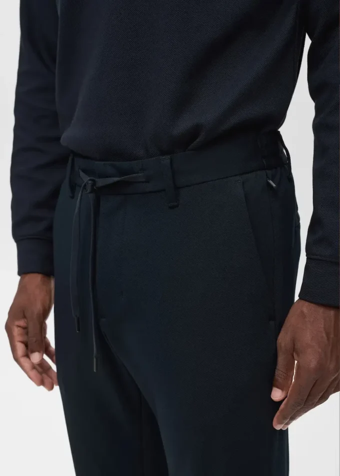 Schmal geschnittene Hose aus Stretchmaterial mit Kordelzug Schmal geschnittene Hose aus Stretchmaterial mit Kordelzug