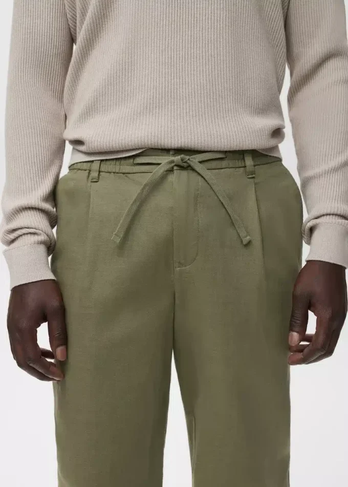 Schmal geschnittene Hose mit Kordelzug Schmal geschnittene Hose mit Kordelzug