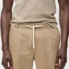 Schmal geschnittene Hose mit Kordelzug Schmal geschnittene Hose mit Kordelzug