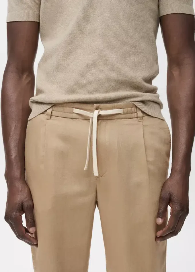 Schmal geschnittene Hose mit Kordelzug Schmal geschnittene Hose mit Kordelzug