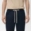 Schmal geschnittene Hose mit Kordelzug Schmal geschnittene Hose mit Kordelzug