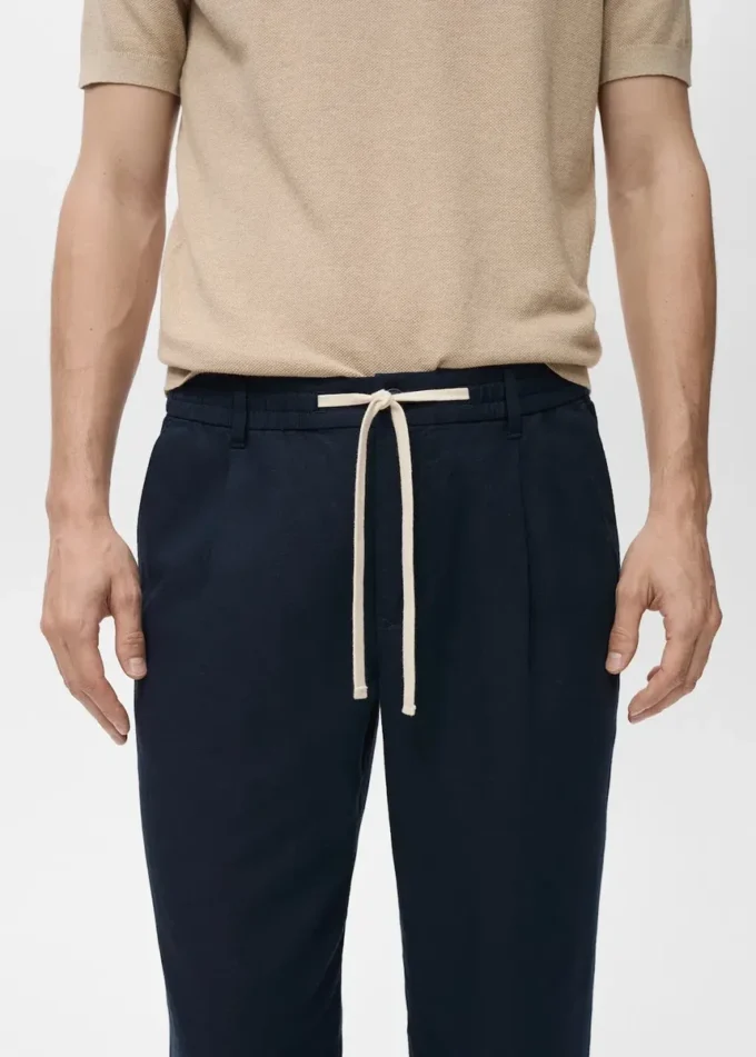 Schmal geschnittene Hose mit Kordelzug Schmal geschnittene Hose mit Kordelzug