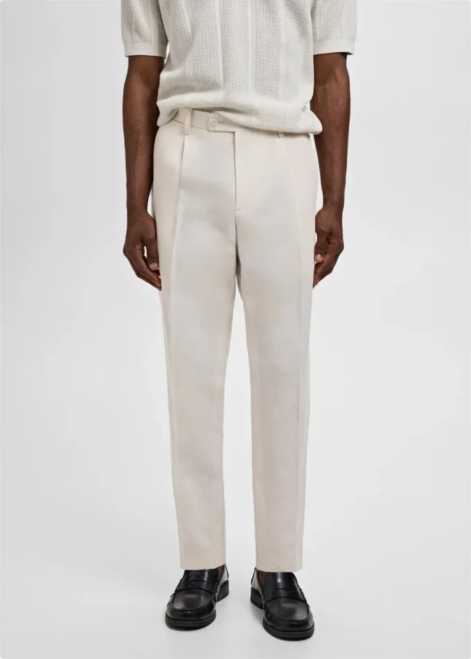 Schmal geschnittene Leinenhose mit Falten Schmal geschnittene Leinenhose mit Falten