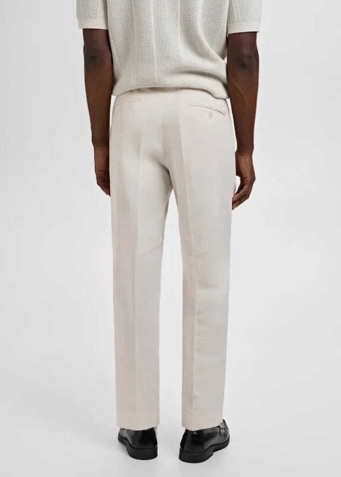 Schmal geschnittene Leinenhose mit Falten Schmal geschnittene Leinenhose mit Falten