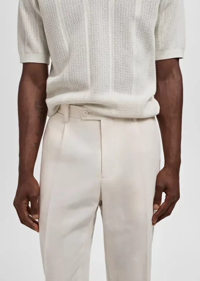 Schmal geschnittene Leinenhose mit Falten Schmal geschnittene Leinenhose mit Falten