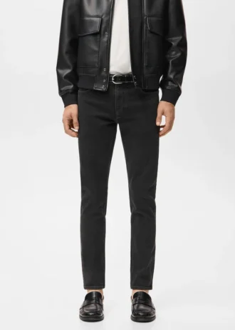 Schmal geschnittene schwarze Jan-Jeans