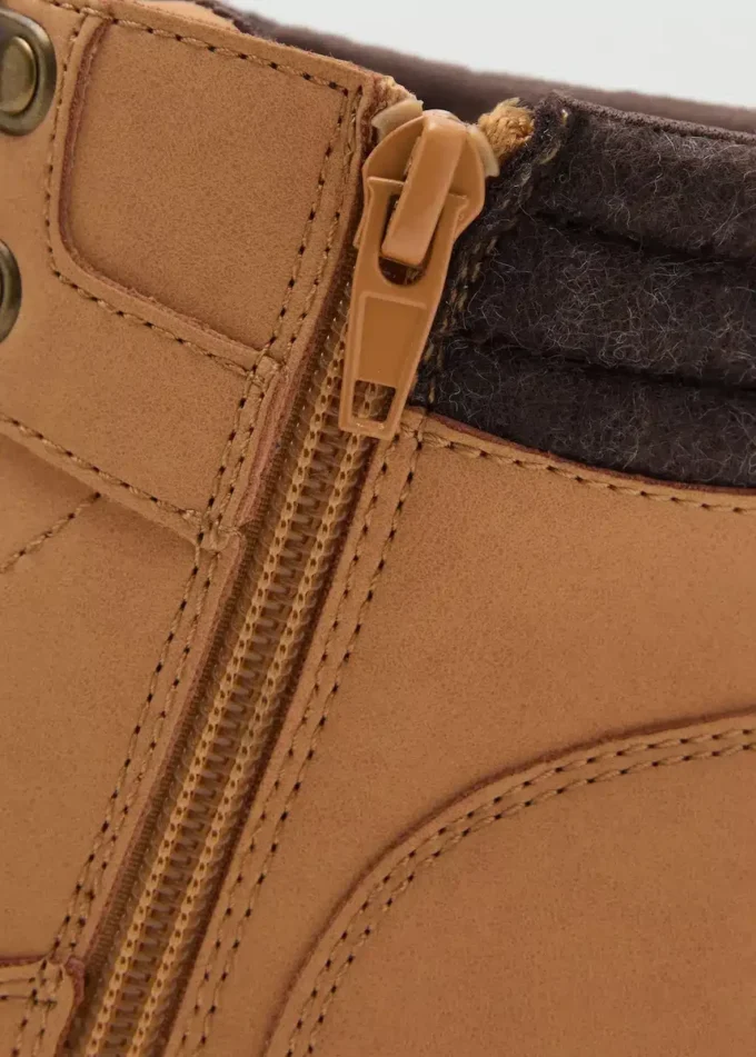 Schnürstiefel