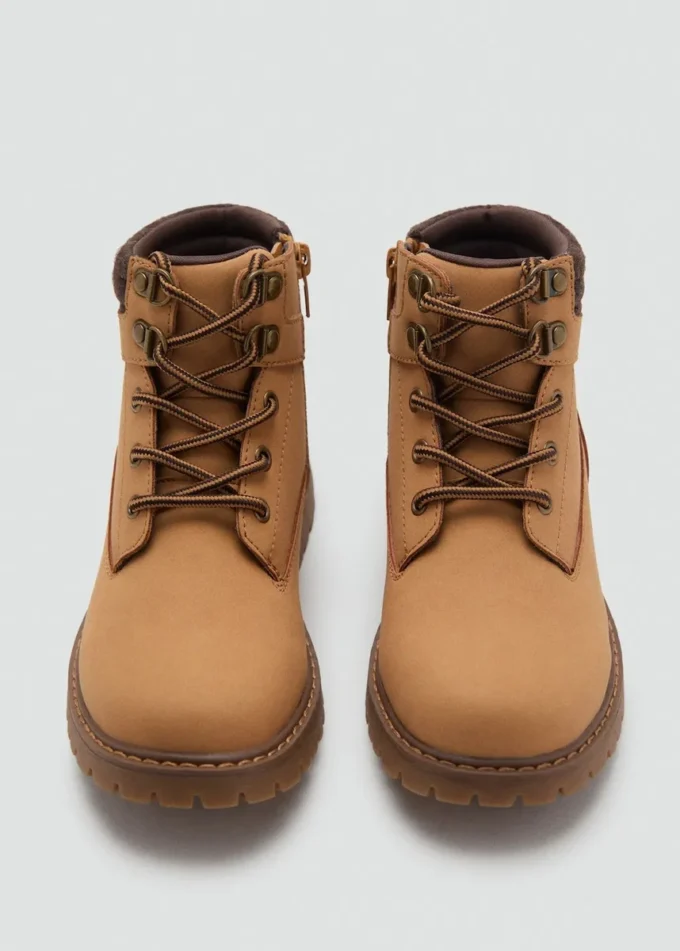 Schnürstiefel