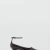Schuhe mit Kitten-Absatz und Knöchelriemen Schuhe mit Kitten-Absatz und Knöchelriemen