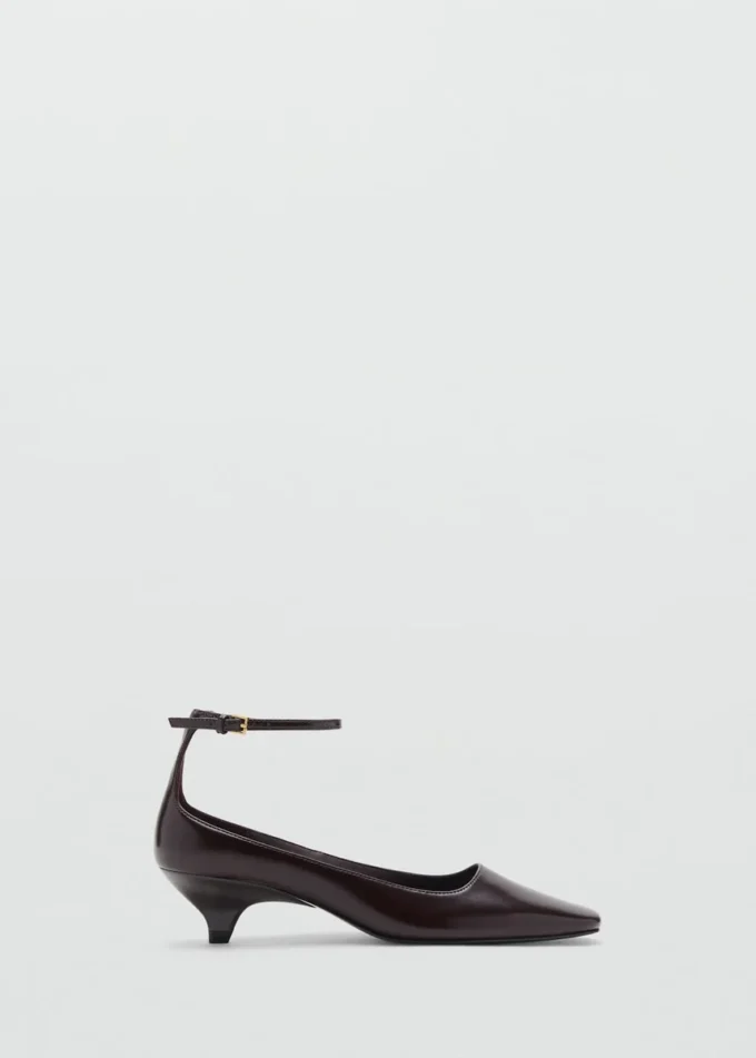 Schuhe mit Kitten-Absatz und Knöchelriemen Schuhe mit Kitten-Absatz und Knöchelriemen
