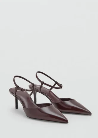 Schuhe mit Kitten-Absatz und Knöchelriemen Schuhe mit Kitten-Absatz und Knöchelriemen