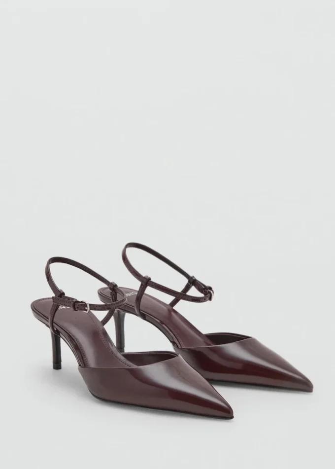Schuhe mit Kitten-Absatz und Knöchelriemen Schuhe mit Kitten-Absatz und Knöchelriemen