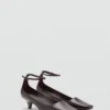 Schuhe mit Kitten-Absatz und Knöchelriemen Schuhe mit Kitten-Absatz und Knöchelriemen