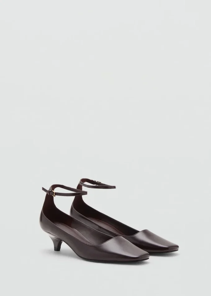 Schuhe mit Kitten-Absatz und Knöchelriemen Schuhe mit Kitten-Absatz und Knöchelriemen