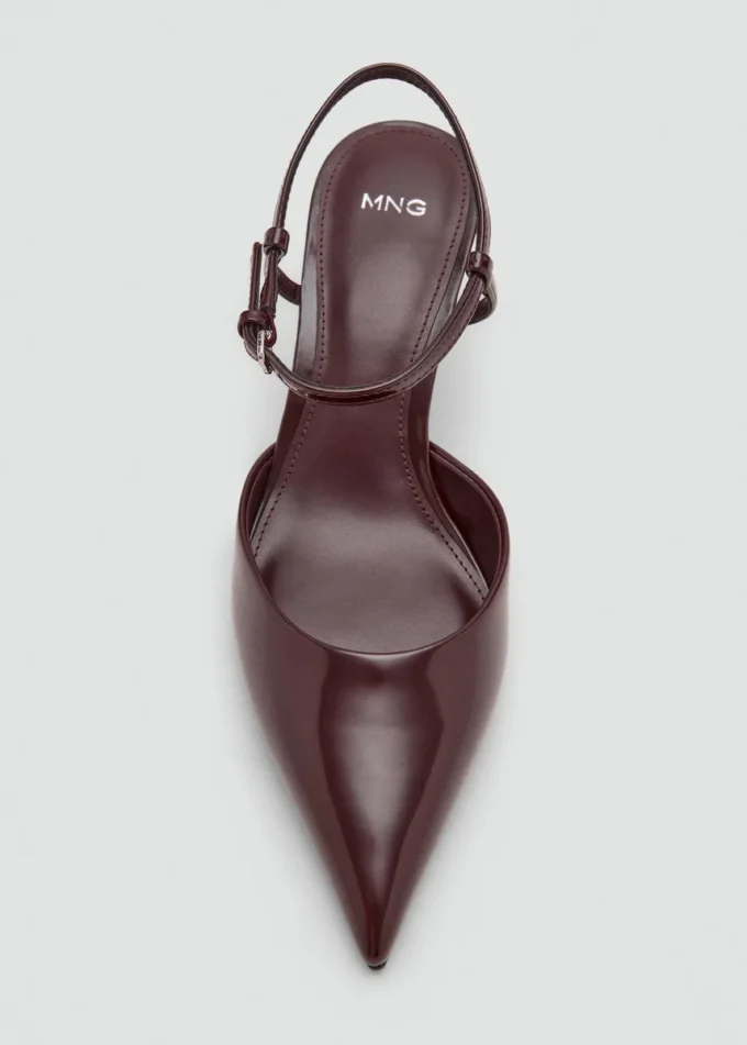 Schuhe mit Kitten-Absatz und Knöchelriemen Schuhe mit Kitten-Absatz und Knöchelriemen