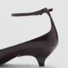 Schuhe mit Kitten-Absatz und Knöchelriemen Schuhe mit Kitten-Absatz und Knöchelriemen