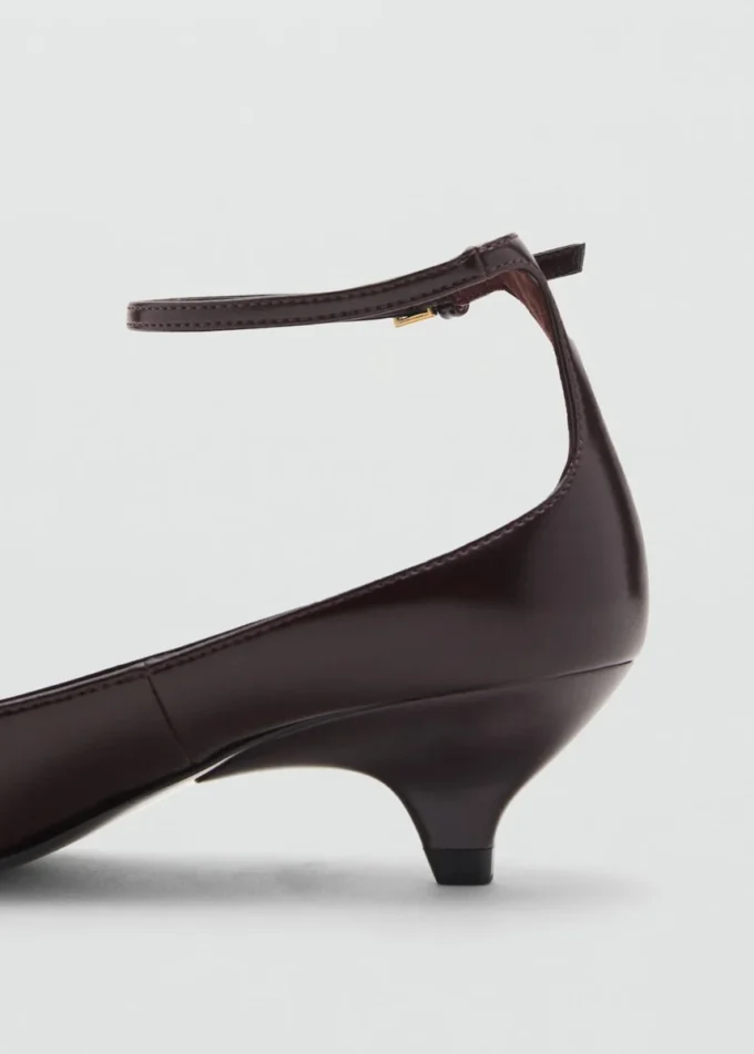 Schuhe mit Kitten-Absatz und Knöchelriemen Schuhe mit Kitten-Absatz und Knöchelriemen
