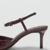 Schuhe mit Kitten-Absatz und Knöchelriemen Schuhe mit Kitten-Absatz und Knöchelriemen
