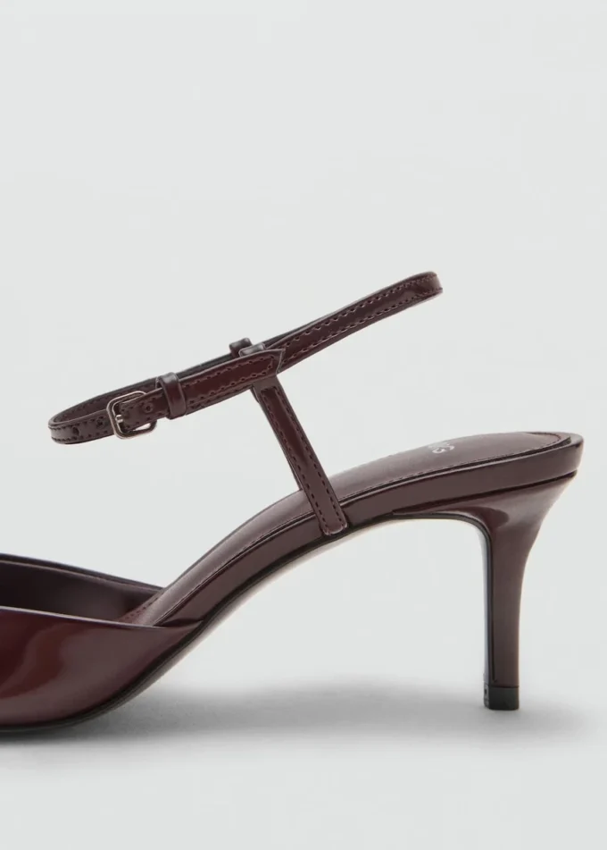 Schuhe mit Kitten-Absatz und Knöchelriemen Schuhe mit Kitten-Absatz und Knöchelriemen