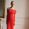 Schulterfreies Kleid mit Schlitzdetail Schulterfreies Kleid mit Schlitzdetail