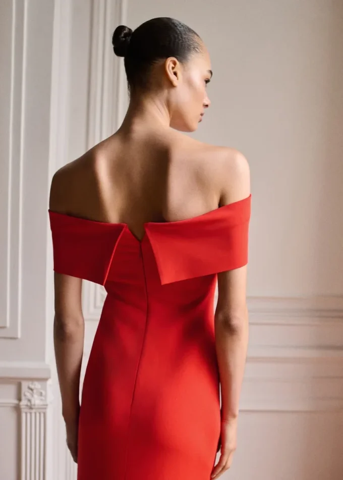 Schulterfreies Kleid mit Schlitzdetail Schulterfreies Kleid mit Schlitzdetail