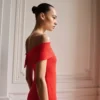 Schulterfreies Kleid mit Schlitzdetail Schulterfreies Kleid mit Schlitzdetail