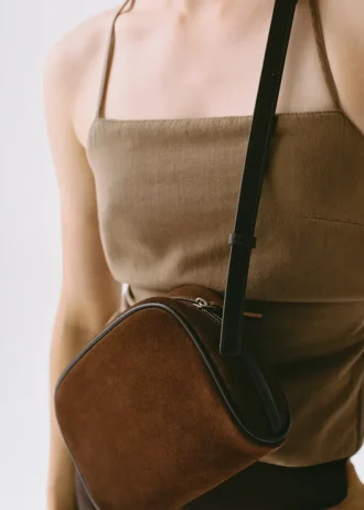 Schultertasche aus Wildleder