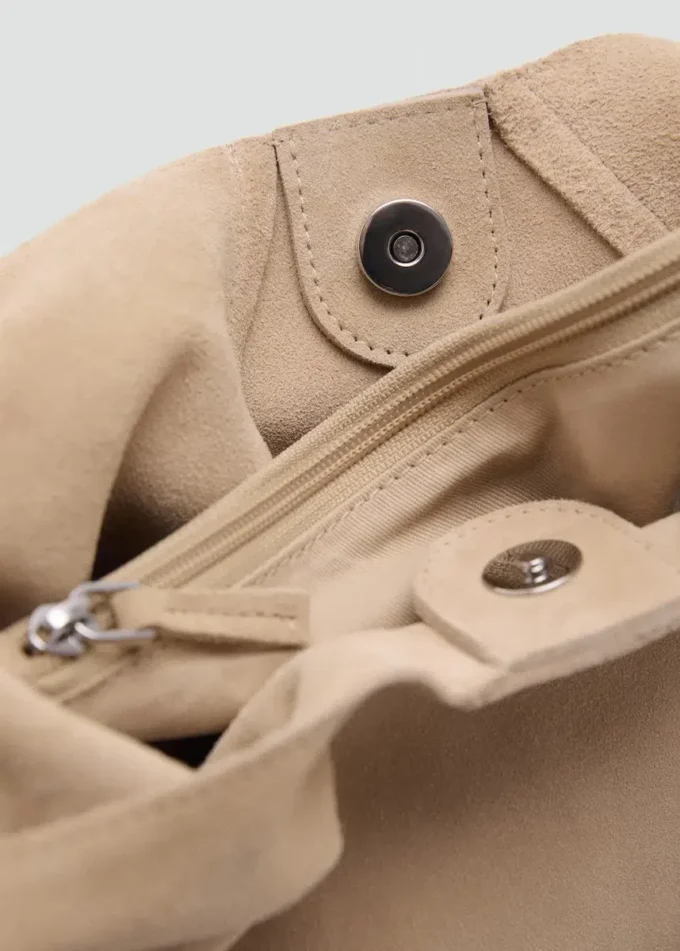 Schultertasche aus Wildleder