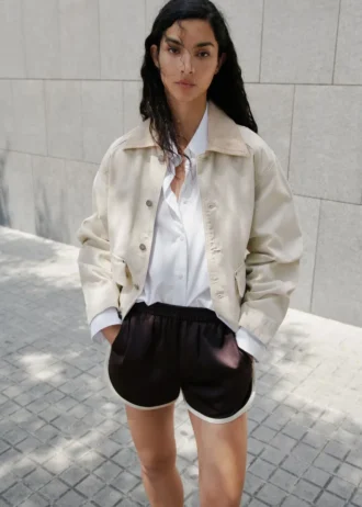 Shorts mit kontrastierender Paspelierung Shorts mit kontrastierender Paspelierung