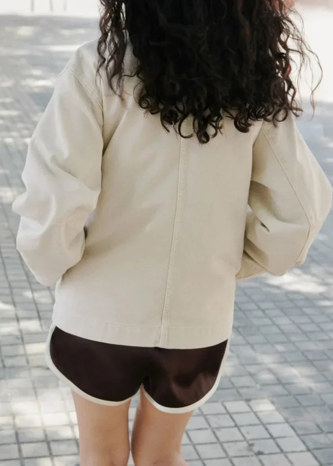 Shorts mit kontrastierender Paspelierung