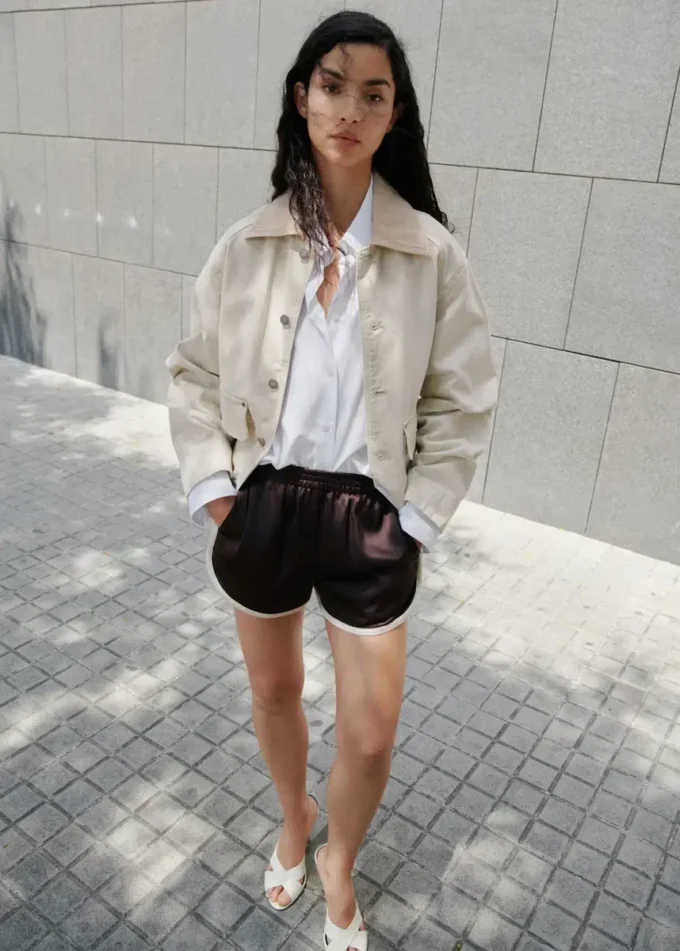 Shorts mit kontrastierender Paspelierung