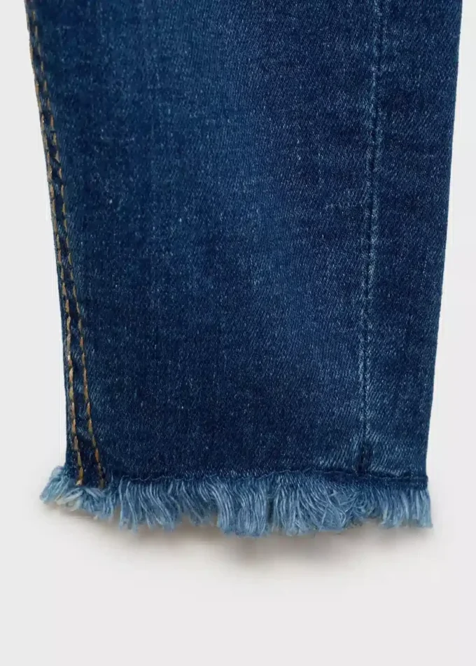 Skinny Jeans mit ausgefranstem Saum Skinny Jeans mit ausgefranstem Saum