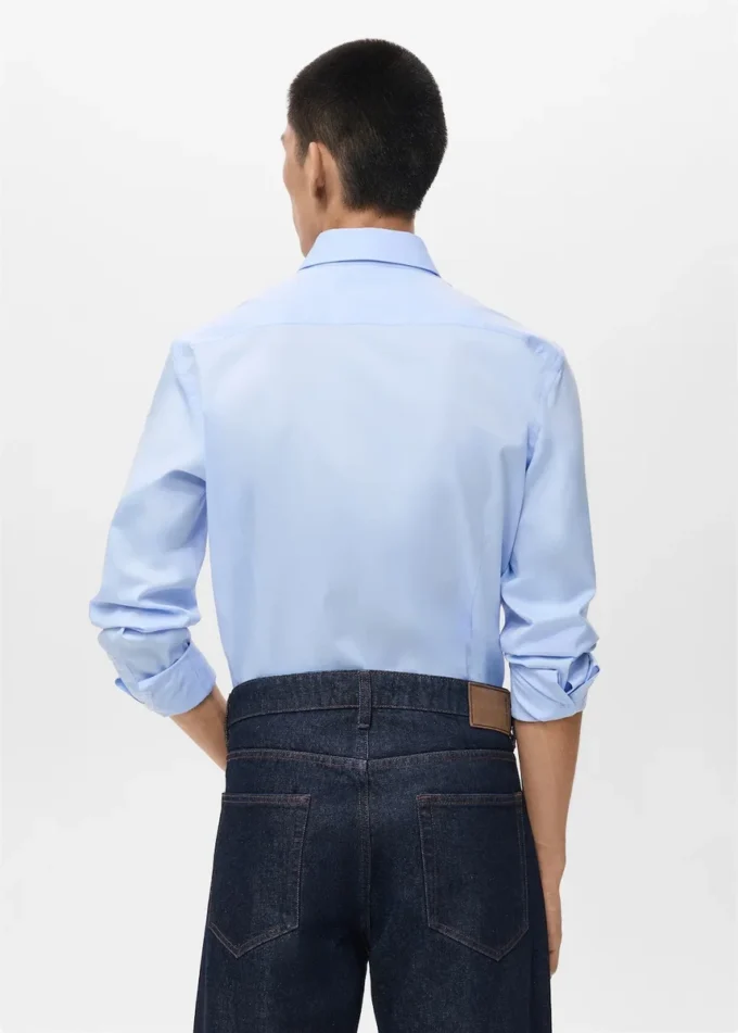 Slim-Fit-Hemd aus 100 % Baumwolle Slim-Fit-Hemd aus 100 % Baumwolle