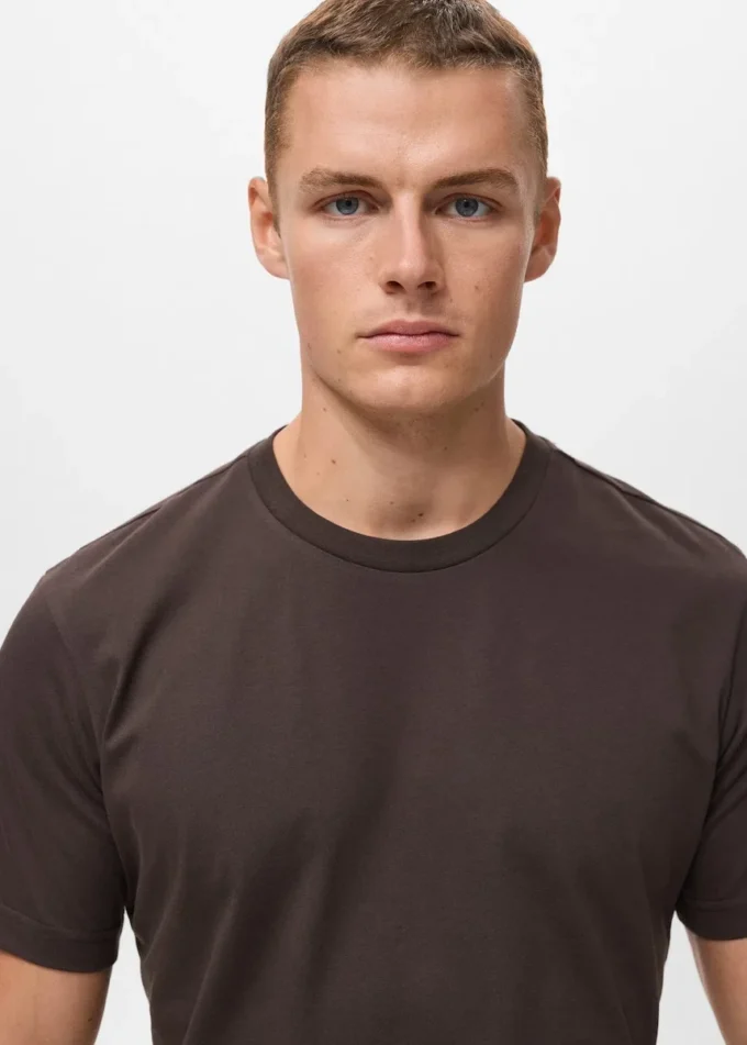 Slim-Fit-T-Shirt aus 100 % Baumwolle Slim-Fit-T-Shirt aus 100 % Baumwolle