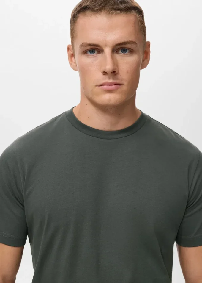 Slim-Fit-T-Shirt aus 100 % Baumwolle Slim-Fit-T-Shirt aus 100 % Baumwolle