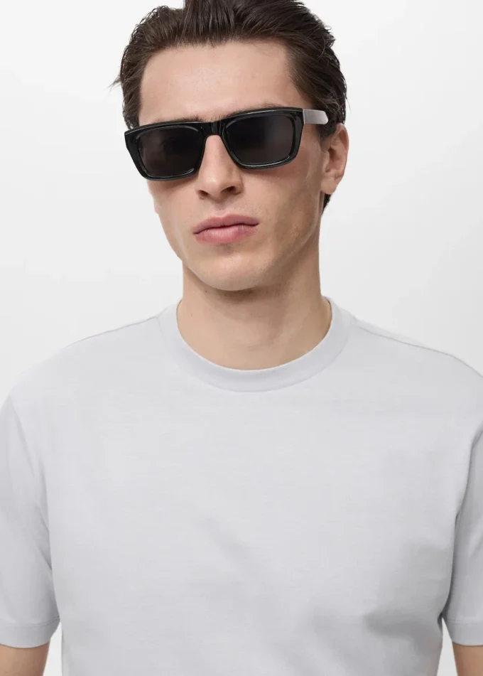 Slim-Fit-T-Shirt aus 100 % Baumwolle Slim-Fit-T-Shirt aus 100 % Baumwolle