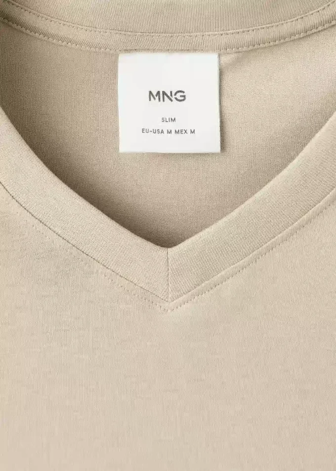 Slim Fit T-Shirt aus 100 % Baumwolle mit V-Ausschnitt Slim Fit T-Shirt aus 100 % Baumwolle mit V-Ausschnitt