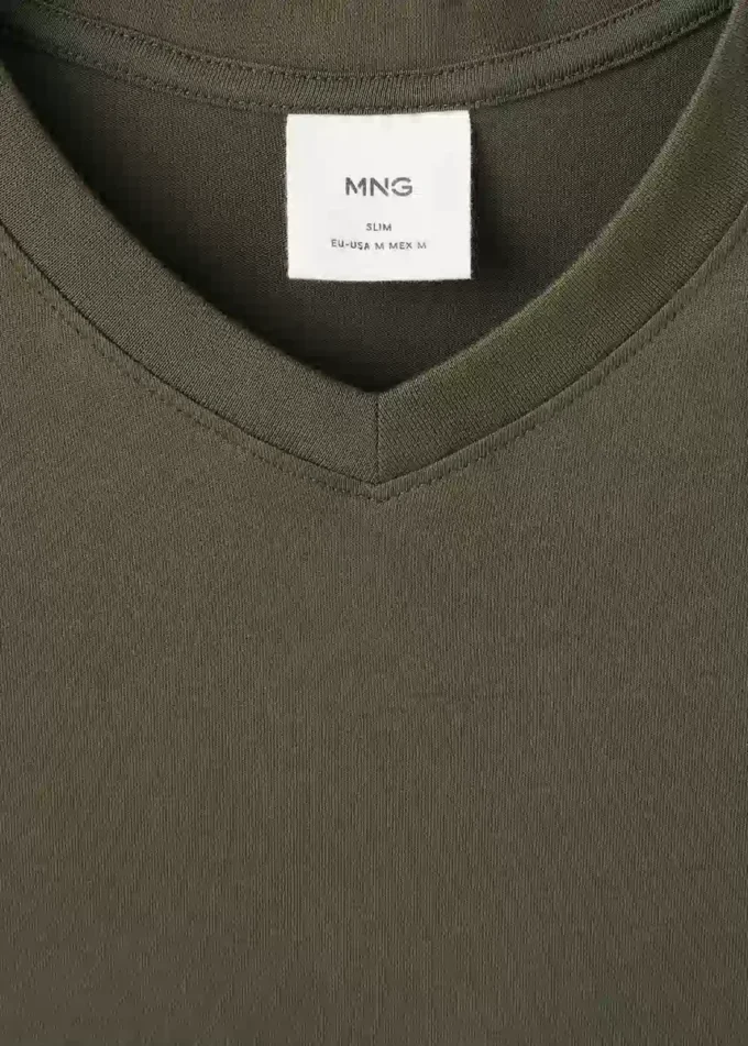 Slim Fit T-Shirt aus 100 % Baumwolle mit V-Ausschnitt Slim Fit T-Shirt aus 100 % Baumwolle mit V-Ausschnitt